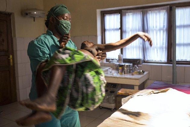Za soubor fotografií z porodnice v africkém Kongu získala letos Jana Ašenbrennerová jednu z cen v soutěži Czech Press Photo.