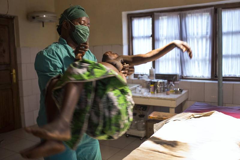 Za soubor fotografií z porodnice v africkém Kongu získala letos Jana Ašenbrennerová jednu z cen v soutěži Czech Press Photo.