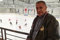 Trojnásobný vítěz Stanley Cupu Jaroslav Pouzar pozorně sledoval turnaj dětí v Hokejovém Centru Pouzar.