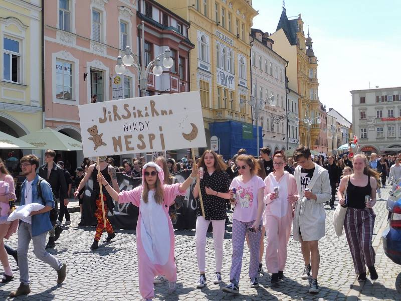 Budějovický majáles vyvrcholil v pátek 24. května tradičním průvodem městem. Studenti ze 17 škol prošli ulicemi centra v maskách. Dav mířil na Sokolský ostrov, kde program pokračoval volbou Krále majálesu. Navečer se zde tradičně koná hudební program.