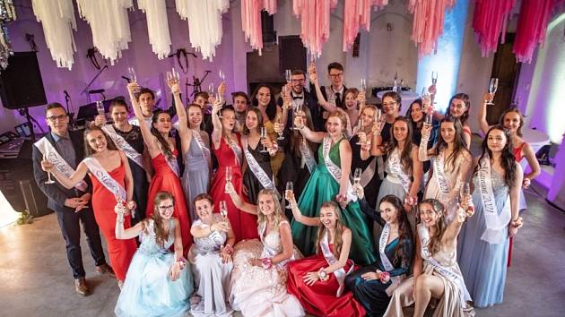 FOTOGALERIE: Maturitní večírek změnili budějovičtí gymnazisté na komorní  ples - Táborský deník