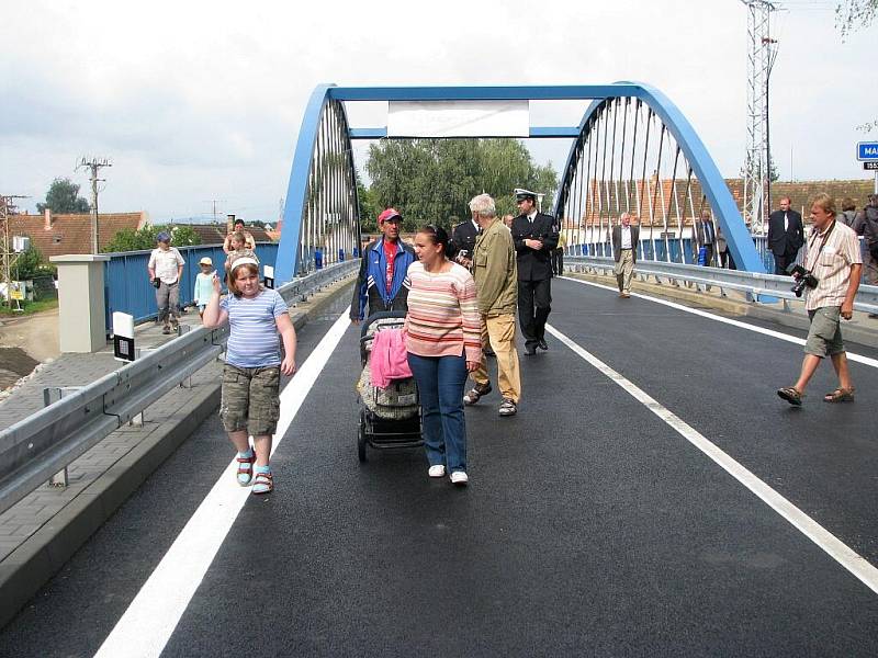 V úterý dopoledne před jedenáctou hodinou silničáři v Roudném a v jeho okolí odstranili značky označující objížďku, a tak první řidiči se už mohli projíždět po zcela novém mostě přes řeku Malši.