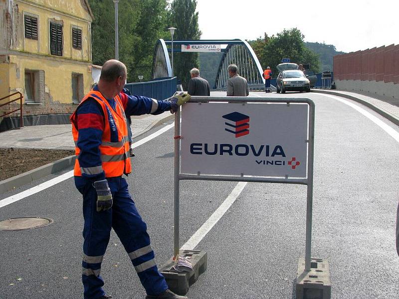 V úterý dopoledne před jedenáctou hodinou silničáři v Roudném a v jeho okolí odstranili značky označující objížďku, a tak první řidiči se už mohli projíždět po zcela novém mostě přes řeku Malši.