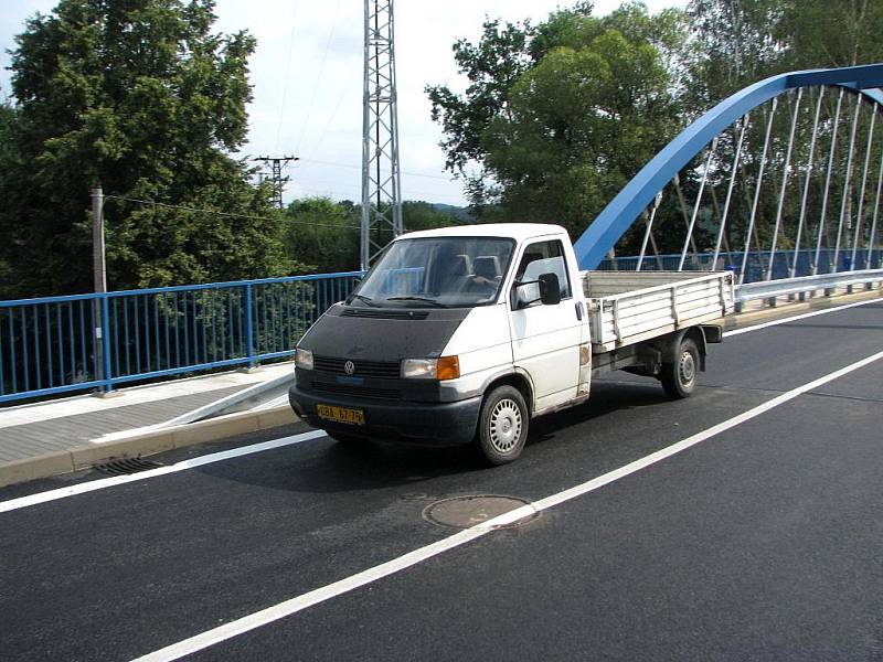 V úterý dopoledne před jedenáctou hodinou silničáři v Roudném a v jeho okolí odstranili značky označující objížďku, a tak první řidiči se už mohli projíždět po zcela novém mostě přes řeku Malši.