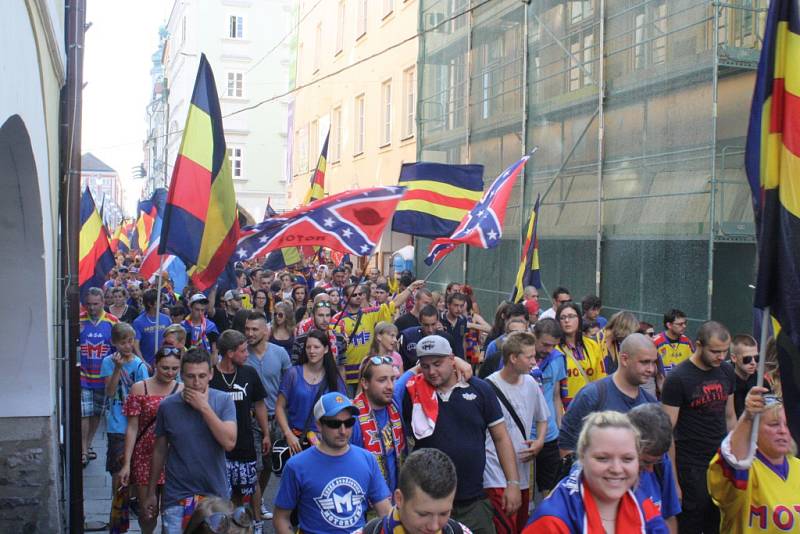 Slavnostní pochod českobudějovických hokejových fanoušků městem na první domácí utkání Motoru České Budějovice.