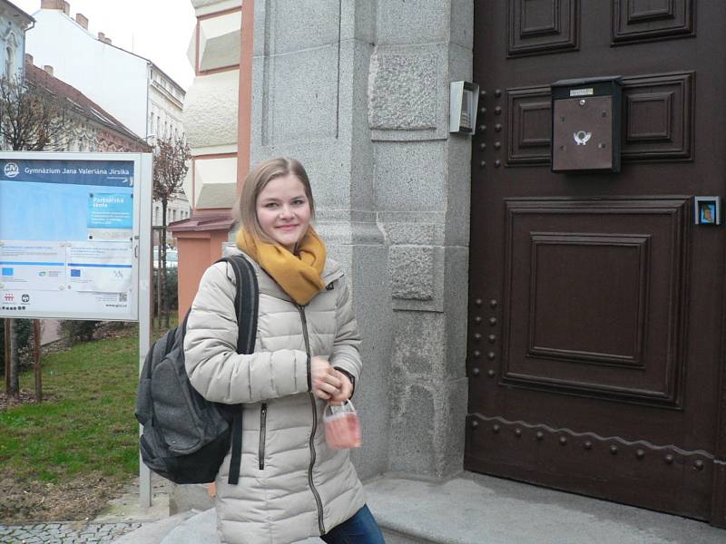 Do škol opět nastoupili po několikatýdenní přestávce ve středu 25. listopadu 2020 maturanti. Na snímku vchod do Gymnázia J. V. Jirsíka v Českých Budějovicích.