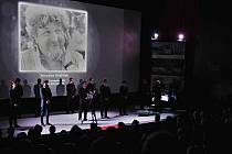 Hlavní cenu si z 15. ročníku Mezinárodního festivalu studentských filmů v Písku odvezl Hajni Kis z Univerzity divadelního a filmového umění v Budapešti za dvacetiminutový dokument Second Floor (Druhé poschodí). Na snímku vzpomínka na Miroslava Ondříčka.
