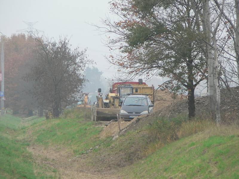 Horkovod z Temelína už dospěl na hranice Českých Budějovic. Na snímku je stavba poblíž sídliště Vltava.