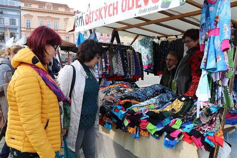 Švestkové trhy na českobudějovickém náměstí Přemysla Otakara II. přilákaly mnoho kolemjdoucích.