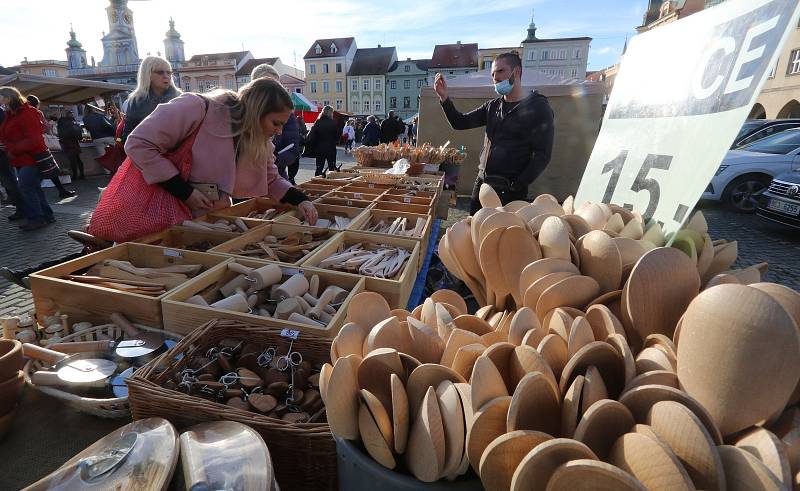 Švestkové trhy na českobudějovickém náměstí Přemysla Otakara II. přilákaly mnoho kolemjdoucích.