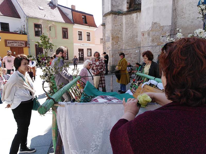 Tradiční hrkání v centru Českých Budějovic uzavřela nedělní svatba.