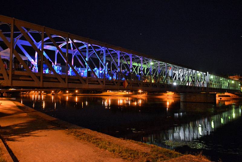 V taneční parket se v neděli večer promění železný most v Týně nad Vltavou. Snímek je z loňského ročníku.