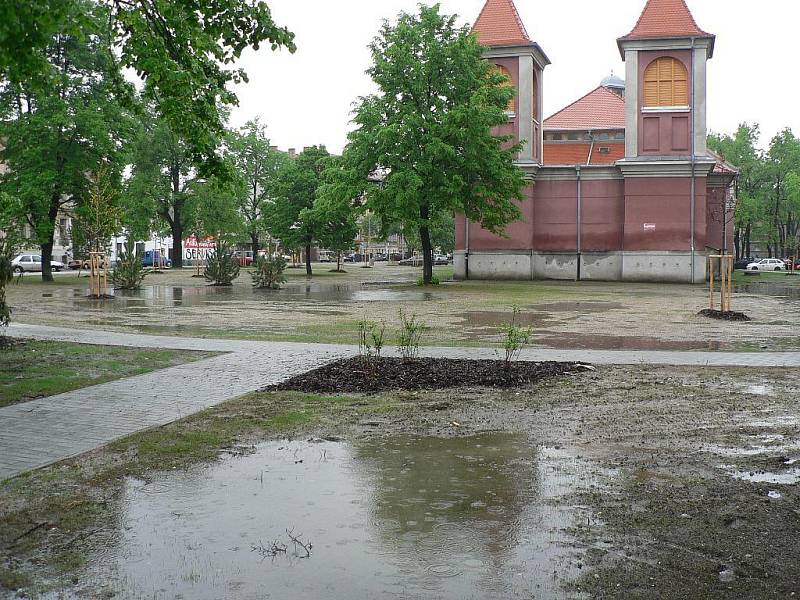 Déšť opět potrápil jižní Čechy. V močáloviště například proměnil nově rekonstruovaný park na Palackého náměstí v Českých Budějovicích.