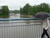 Déšť opět potrápil jižní Čechy. Zvedl i hladinu Vltavy u Sokolského ostrova v Českých Budějovicích.