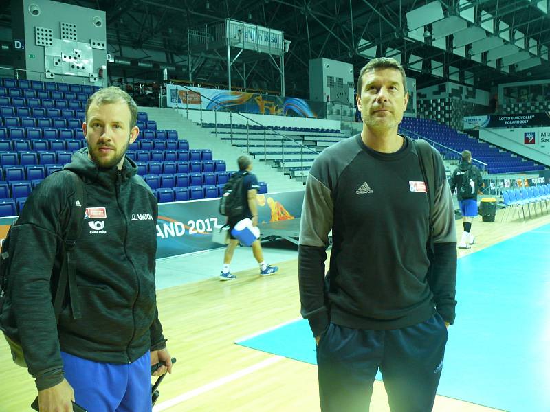 Volejbalisté české reprezentace v dějišti ME v Polsku, vpravo trenér Michal Nekola 