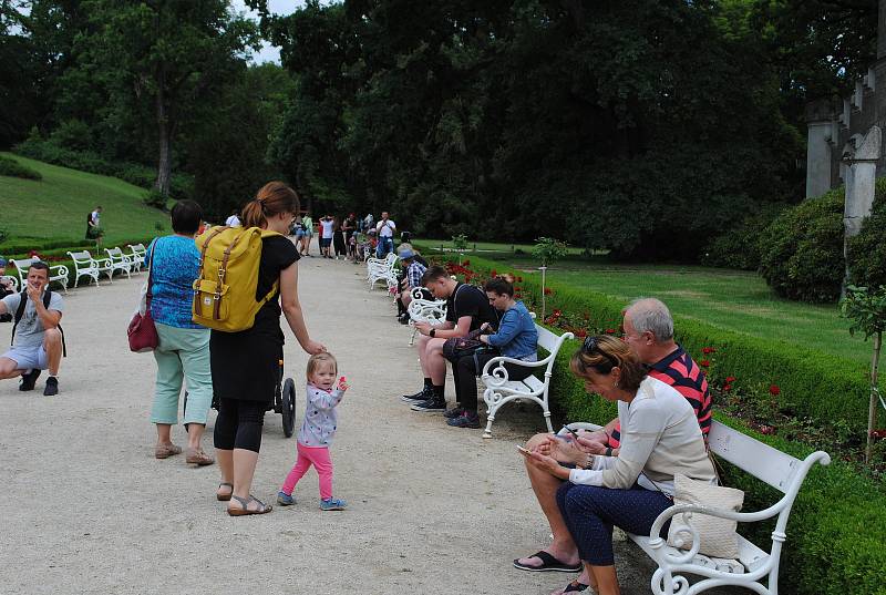 Zámek Hluboká obklopují okrasné zahrady a anglický park, v bývalé zámecké jízdárně je Alšova Jihočeská galerie.