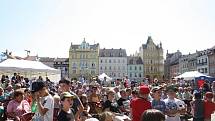 Na náměstí v Českých Budějovicích vystupují děti z místních ZUŠek.