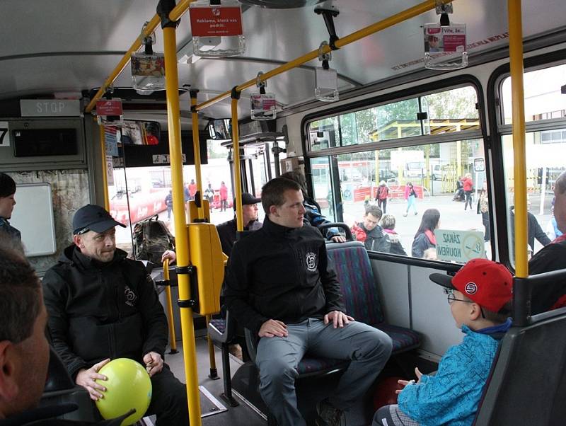 Ukázky Krav Magy předvedly sebeobranu i útok teroristy v autobuse.