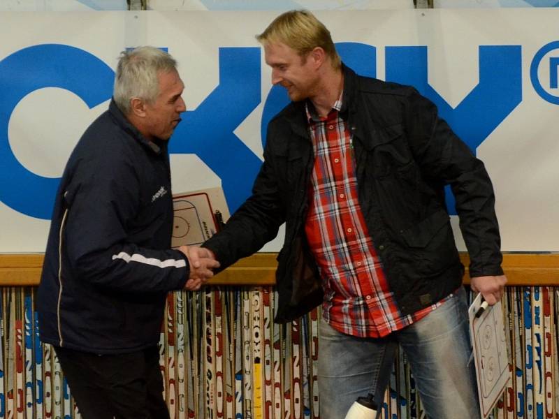 POZDRAV. Na snímku si po derby mezi Pískem a Jindřichovým Hradcem podávají ruku trenéři obou mužstev. Vlevo je písecký kouč Karel Slabý, vpravo trenér jindřichohradeckého Vajgaru Aleš Dvořák.  