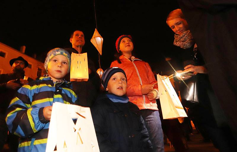 Lampionovo-svíčkový průvod u příležitosti Památky všech zesnulých v Českých Budějovicích.