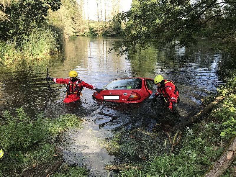 Hasiči z Milevska v srpnu 2022 vytáhli z vody havarované potopené auto.