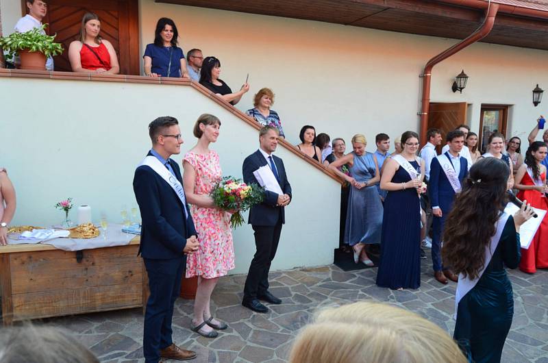 Pomaturitní večírek proměnili v červnu 2021 studenti Gymnázia Česká v Českých Budějovicích ve variantu maturitního plesu.