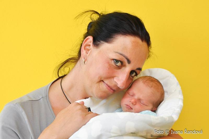 Edík Finěk z Němčic. Syn rodičů Ivanky a Edy se narodil 14.7. 2022 v 9.15 hodin s porodní váhou 2780 g. Doma se na něj těšili sourozenci Pepíno (17) a Karlička (12).