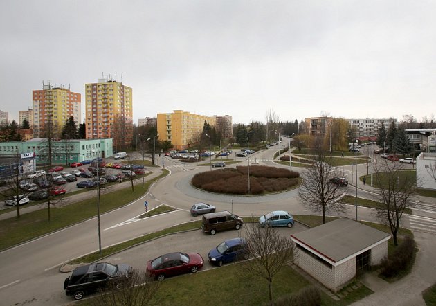 Novela vyhlášky o značení kruhových objezdů může řidičům pořádně zamotat hlavu. Na snímku je kruhový objezd na budějovickém Pražském sídlišti.  