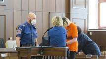 Za dvojnásobnou vraždu žena z Budějovic dostala u soudu 18 let a 9 měsíců. Státní zástupkyně i obhájkyně si nechali lhůtu na odvolání.