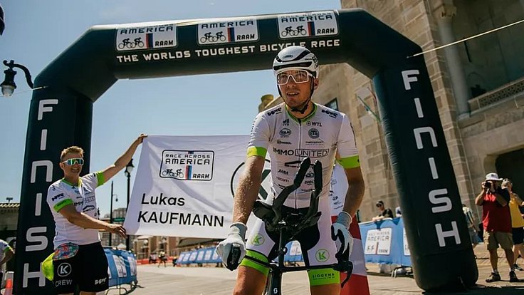 Supercyklista Kaufmann v cíli.