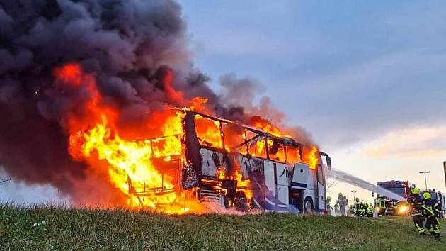 Bus muzikantů v plamenech.