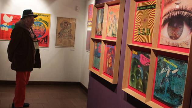 Výstava Psychedelia nabízí do 28. června v Alšově jihočeské galerii psychedelické plakáty ze San Franciska, rockové plakáty české i zahraniční, obaly LP, časopisy a knihy. Asi 1000 exponátů, nasbíral je Zdenek Primus (na snímku).