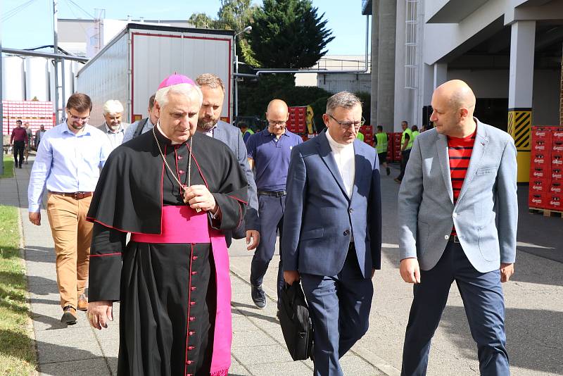 Svěcení papežského ležáku v českobudějovickém Budvaru se tradičně ujal biskup Vlastimil Kročil.