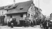 Roh Hroznové a Jirsíkovy ulice (dnes U Černé věže), 1898. Foto ze sbírky fotografií a pohlednic Jiřího Dvořáka poskytl Státní okresní archiv České Budějovice.