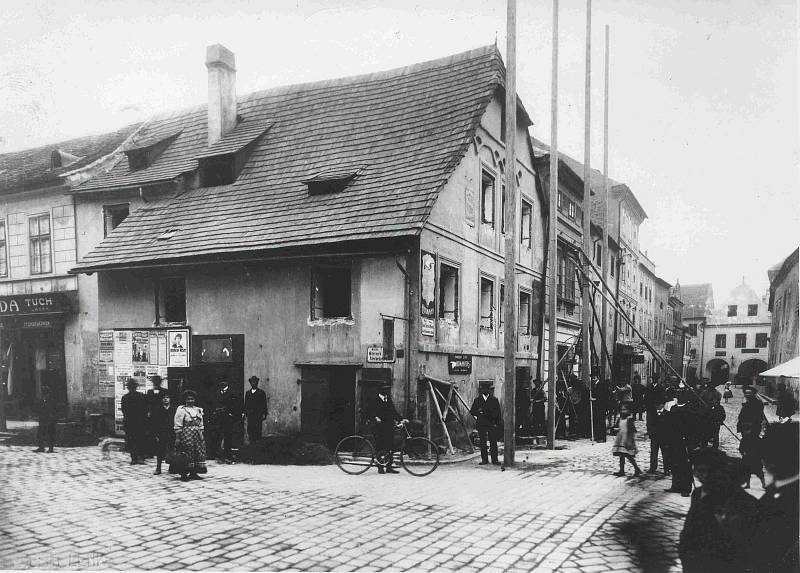 Roh Hroznové a Jirsíkovy ulice (dnes U Černé věže), 1898. Foto ze sbírky fotografií a pohlednic Jiřího Dvořáka poskytl Státní okresní archiv České Budějovice.