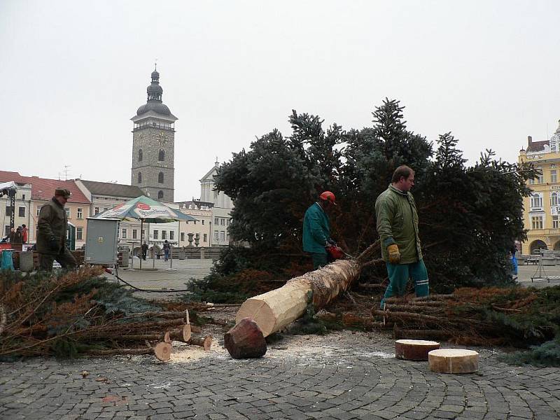 Náměstí Přemysla Otakara II. se rozloučilo s vánočním stromem.