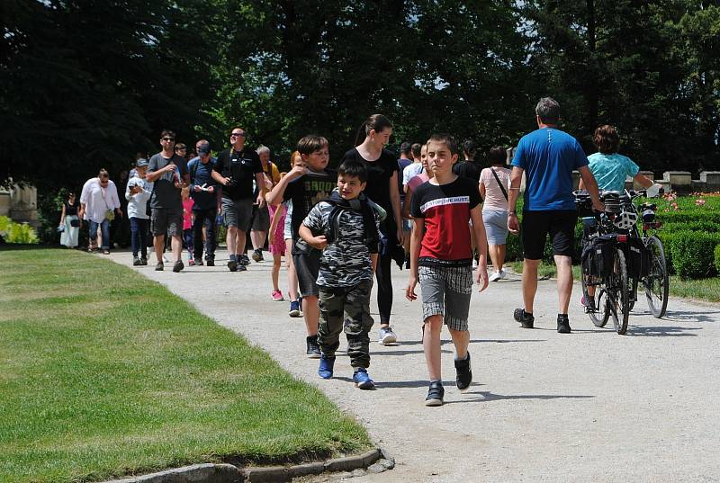 Zámek Hluboká obklopují okrasné zahrady a anglický park, v bývalé zámecké jízdárně je Alšova Jihočeská galerie.