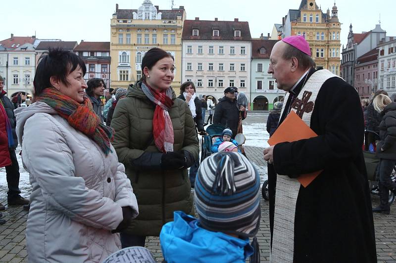 Tři králové zahájili na českobudějovickém náměstí sbírku Městské charity