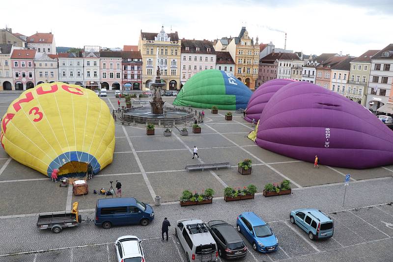 Čtyři horkovzdušné balony vzlétly ve čtvrtek v ranních hodinách z českobudějovického náměstí Přemysla Otakara II.