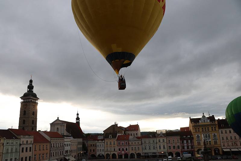 Čtyři horkovzdušné balony vzlétly ve čtvrtek v ranních hodinách z českobudějovického náměstí Přemysla Otakara II.