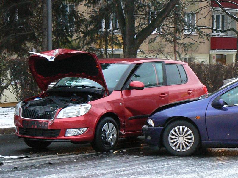 Úterý, první "zimní" den v Českých Budějovicích, nezačalo pro motoristy šťastně. Na snímku je nehoda dvou osobních vozidel v Mánesově ulici.