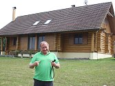 Nádherný srub na Jindřichohradecku postavil Vítězslav Jandák před jedenácti lety. K němu si pořídil i labradora Alberta.