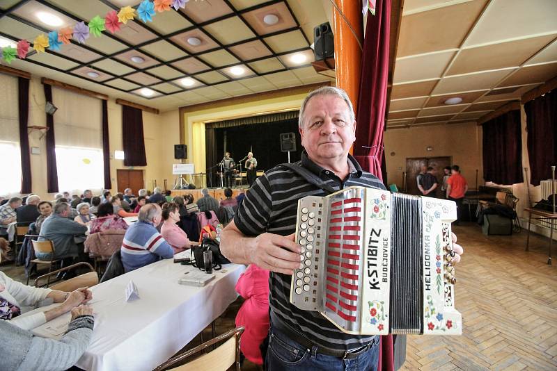 V Dolním Bukovsku strávili místní i přespolní nedělní odpoledne při poslechu heligonek.