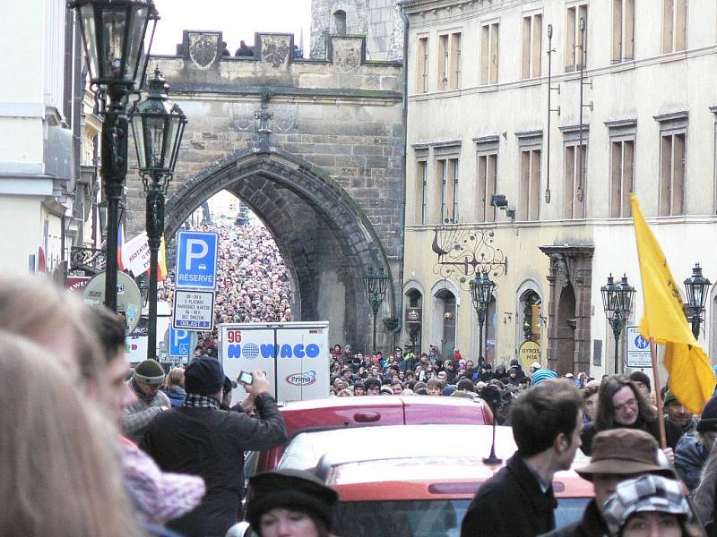 Loučení s Václavem Havlem. Převoz ostatků z kostela sv. Anny na Hrad.