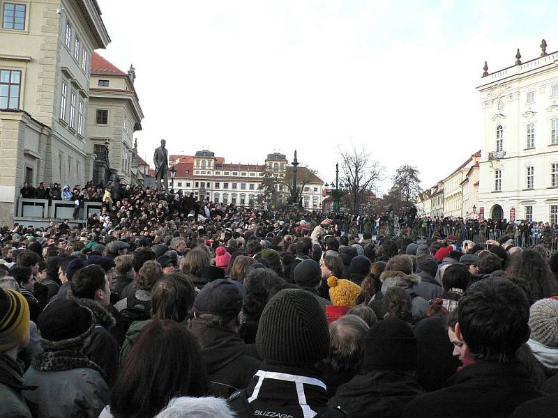 Loučení s Václavem Havlem. Převoz ostatků z kostela sv. Anny na Hrad.