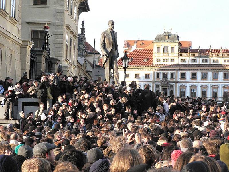 Loučení s Václavem Havlem. Převoz ostatků z kostela sv. Anny na Hrad.