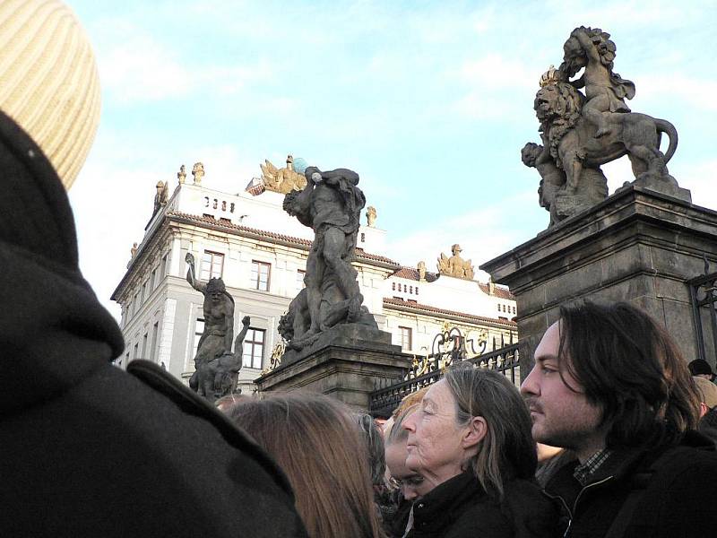 Loučení s Václavem Havlem. Převoz ostatků z kostela sv. Anny na Hrad.