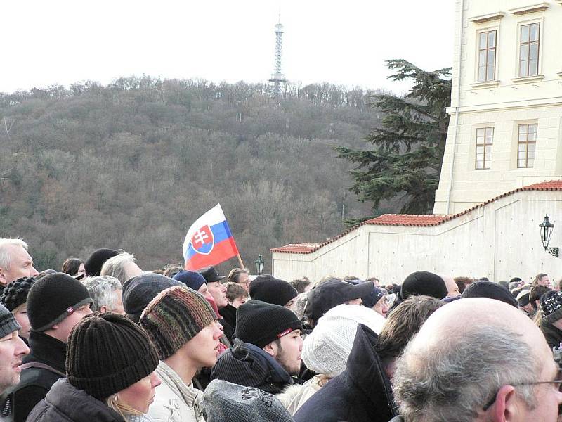 Loučení s Václavem Havlem. Převoz ostatků z kostela sv. Anny na Hrad.