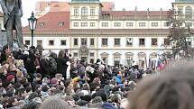 Loučení s Václavem Havlem. Převoz ostatků z kostela sv. Anny na Hrad.