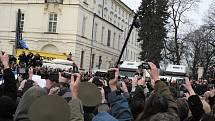 Loučení s Václavem Havlem. Převoz ostatků z kostela sv. Anny na Hrad.